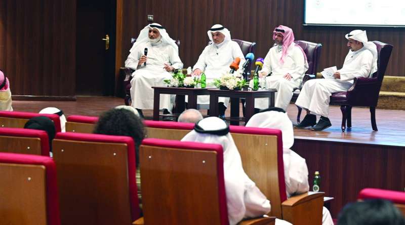 المتحدثون في الحلقة النقاشية فواز الصباح ومشعل الربيع وعبدالله سهر	 (تصوير نايف العقلة)