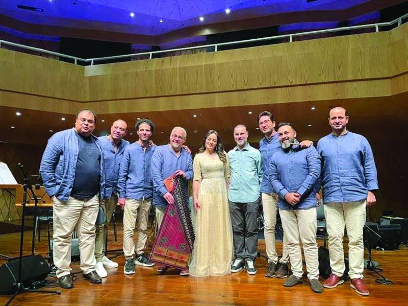 البلوشي والنجار مع الفرقة الموسيقية
