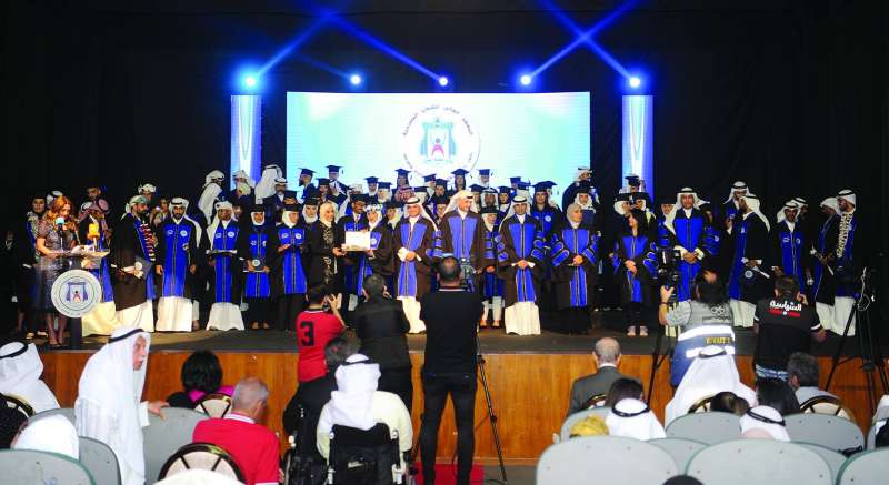 
المكرمون في لقطة جماعية 	 (تصوير سعود سالم)
