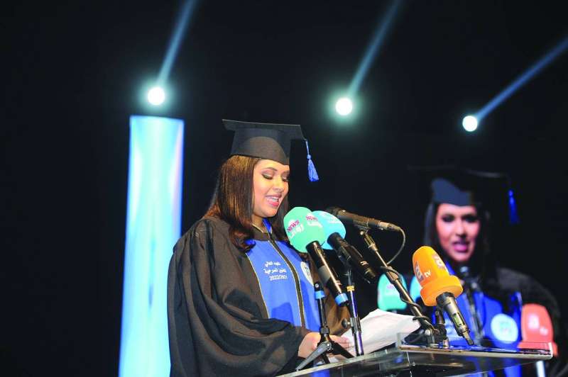 
هيا السعيد... تلقي كلمة الخريجين
