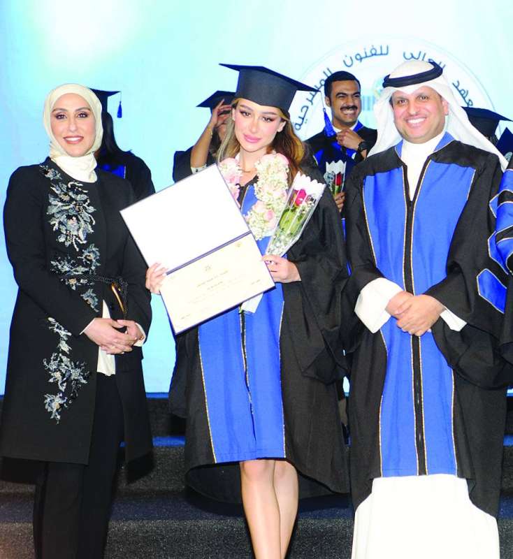 
لمياء الملحم والمطيري يكرمان إحدى الخريجات
