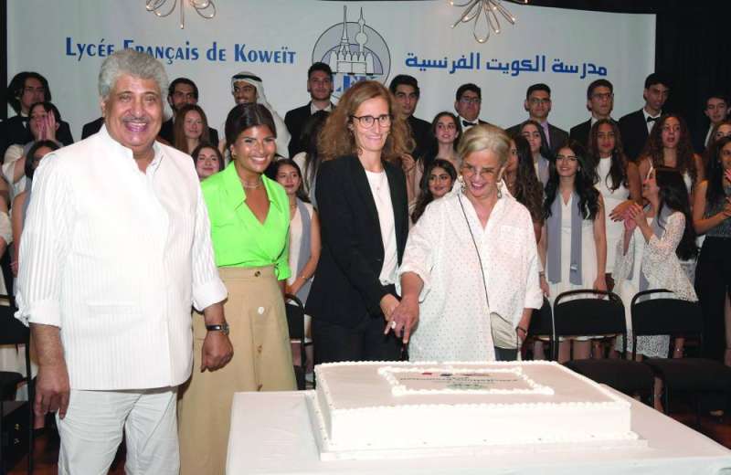 منى الخالد وفاني فونكيرن وفهد الراشد ونجلته حصة خلال قطع قالب الحلوى