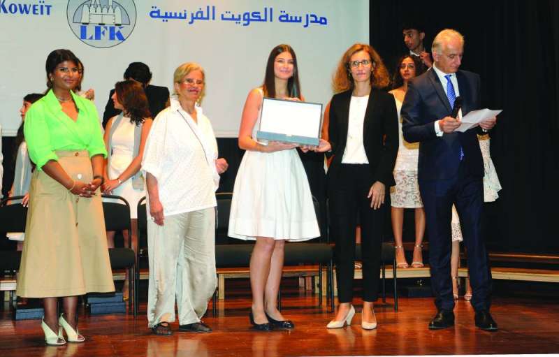 تكريم إحدى الطالبات الفائقات