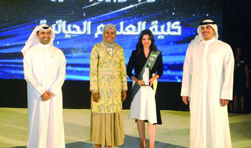 تكريم إحدى الطالبات 