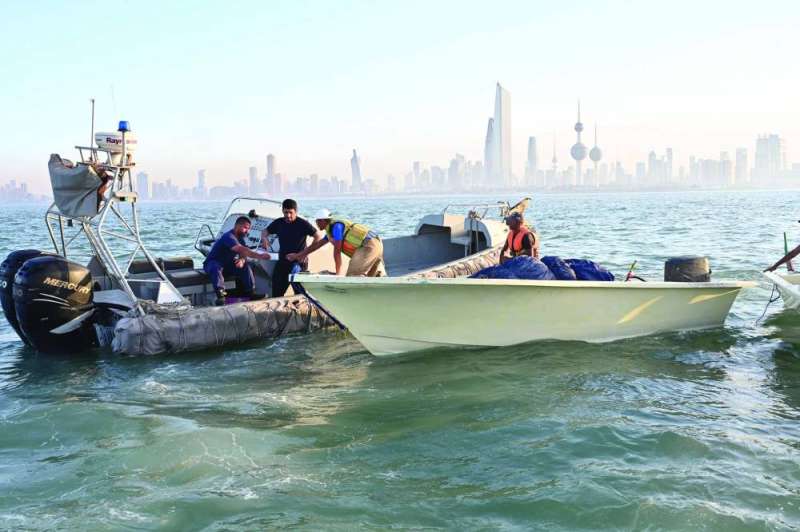 تدقيق على تصريح أحد المراكب في الجون 	(تصوير أسعد عبدالله)