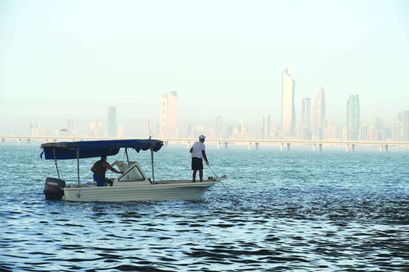 مركب صيد في جون الكويت