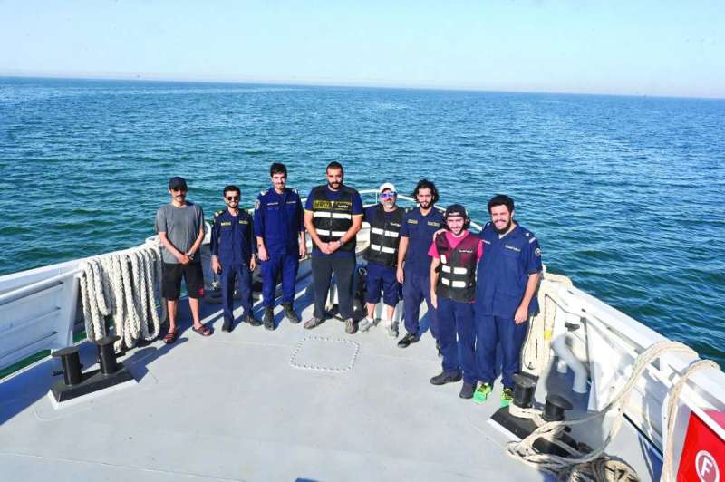 فريق الرقابة البحرية مع الزميل نايف كريم