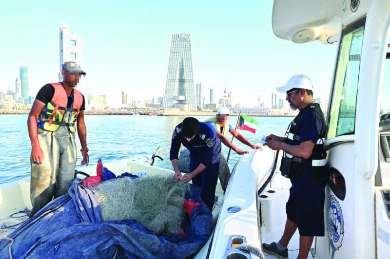 مصادرة شباك صيد مخالفة على متن أحد المراكب