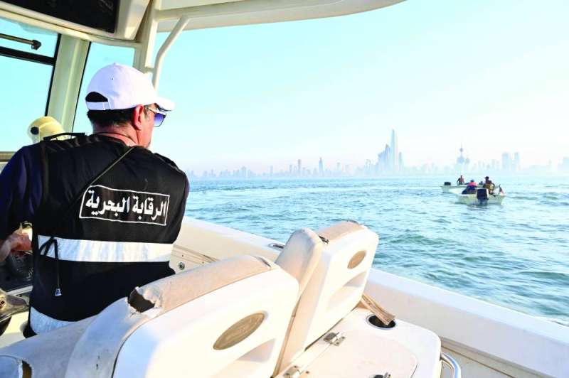 أحد رجال الرقابة البحرية يرصد أحد المراكب