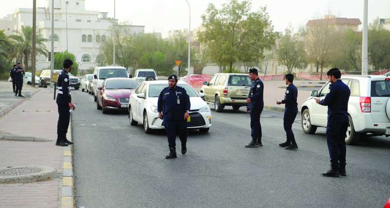 جانب من الحملة الأمنية في حولي	 (تصوير سعود سالم)
