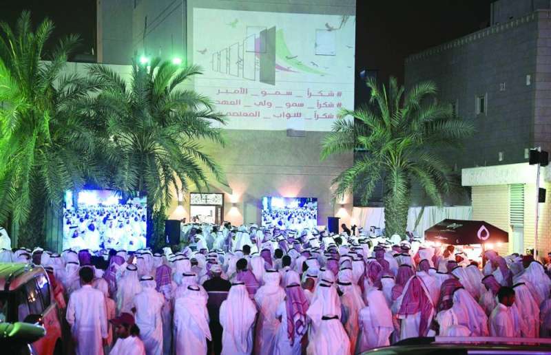 لوحة شكر لسمو الأمير وسمو ولي العهد ارتفعت فوق الديوان 	 (تصوير نايف العقلة)
