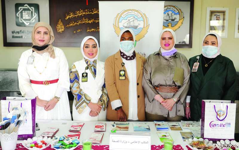 موظفات المركز الإعلامي للوزارة في المعرض المصاحب للفعالية 	(تصوير سعود سالم)