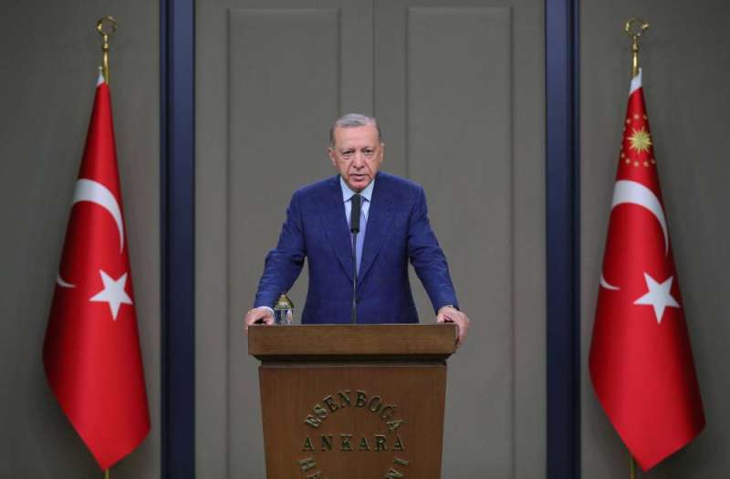 إردوغان متحدثا في المؤتمر الصحافي قبل مغادرته تركيا