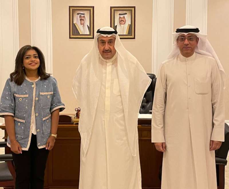 الشيخ فيصل الحمود خلال استقباله عبدالله عبدالرضا وهيا المقرون