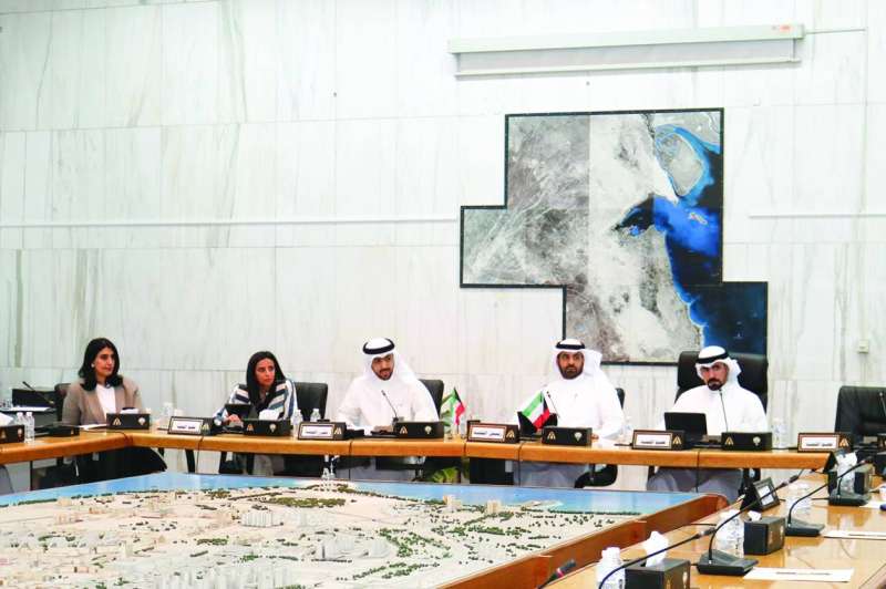 جانب من اجتماع اللجنة القانونية والمالية