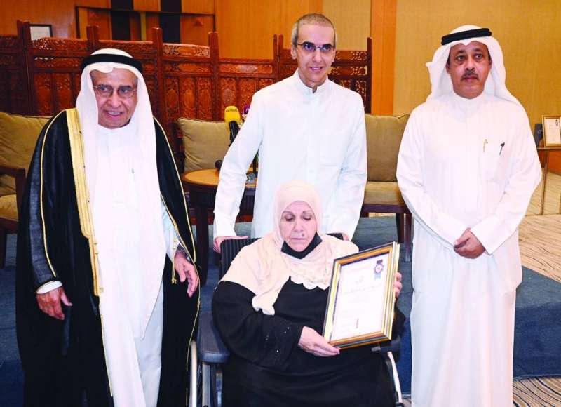 السبيعي والبغلي يكرمان إحدى الأمهات