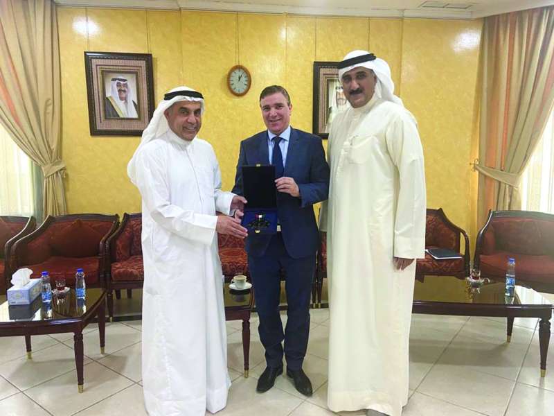 الطريجي وأمين عام الاتحاد فيصل العنزي يُكرّمان السفير الجزائري
