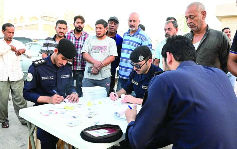  التدقيق على بيانات المخالفين ( تصوير نايف العقلة)