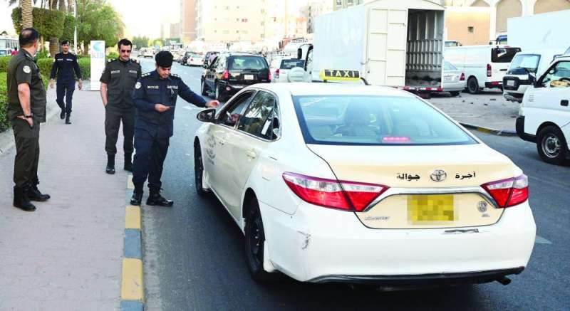 العقيد مشعل السويجي يطلع على رخصة سائق 	 