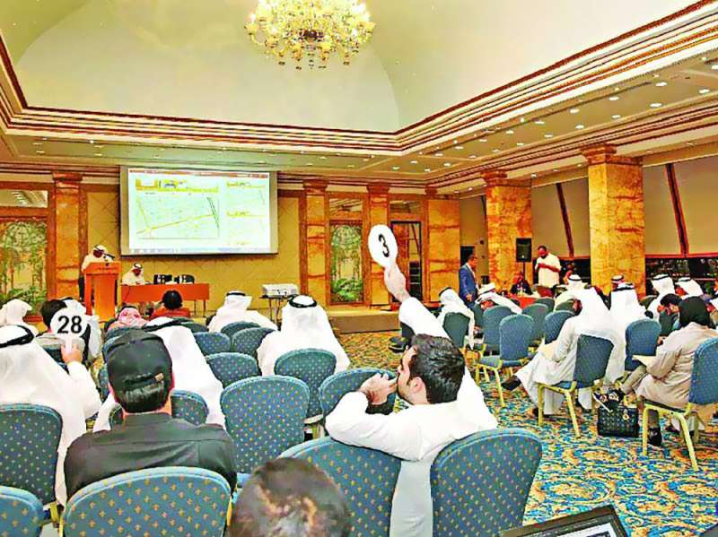 
صورة أرشيفية لأحد المزادات العقارية
