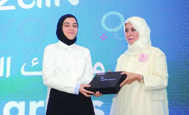 
الروضان مكرمة إحدى المتفوقات