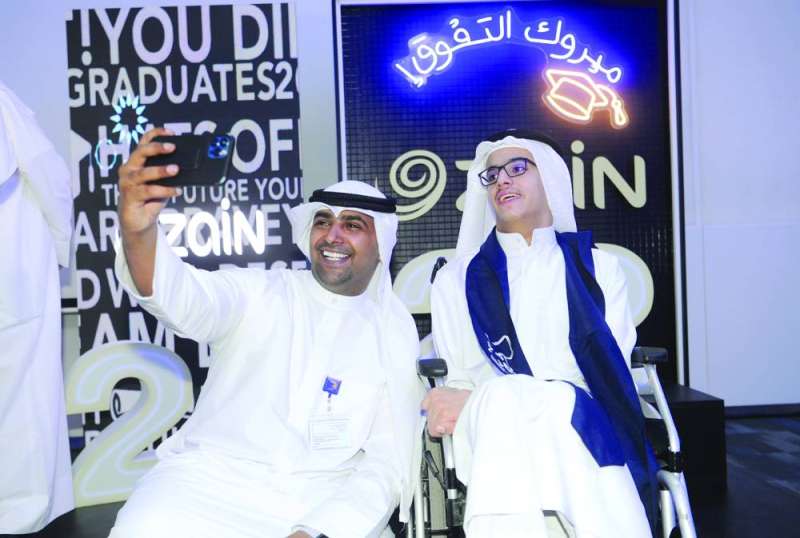 
«سيلفي» مع أحد المتفوقين
