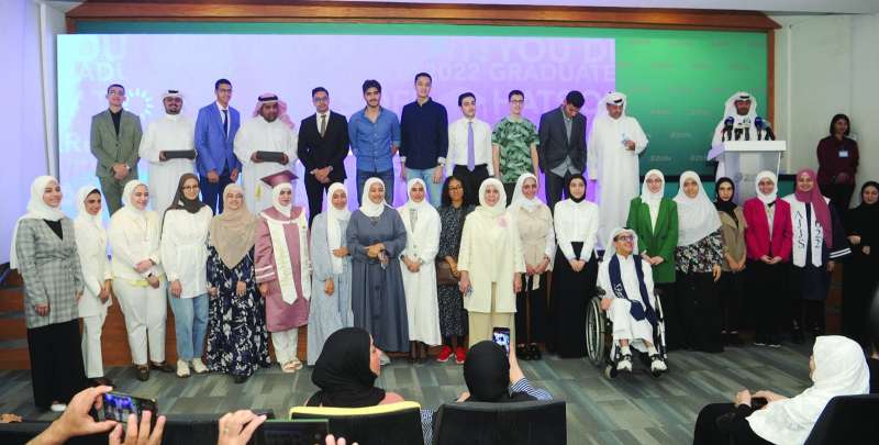 
الفائقون والفائقات مع مسؤولي «زين» في لقطة جماعية 	 (تصوير سعود سالم)
