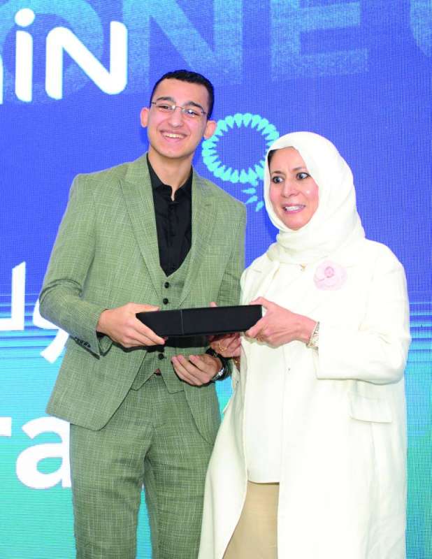 
تكريم أحد المتفوقين