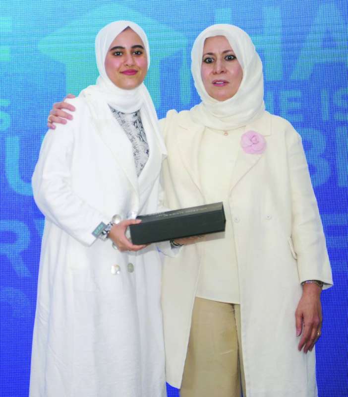 
إيمان الروضان تكرم الفائقة الأولى جود المطيري