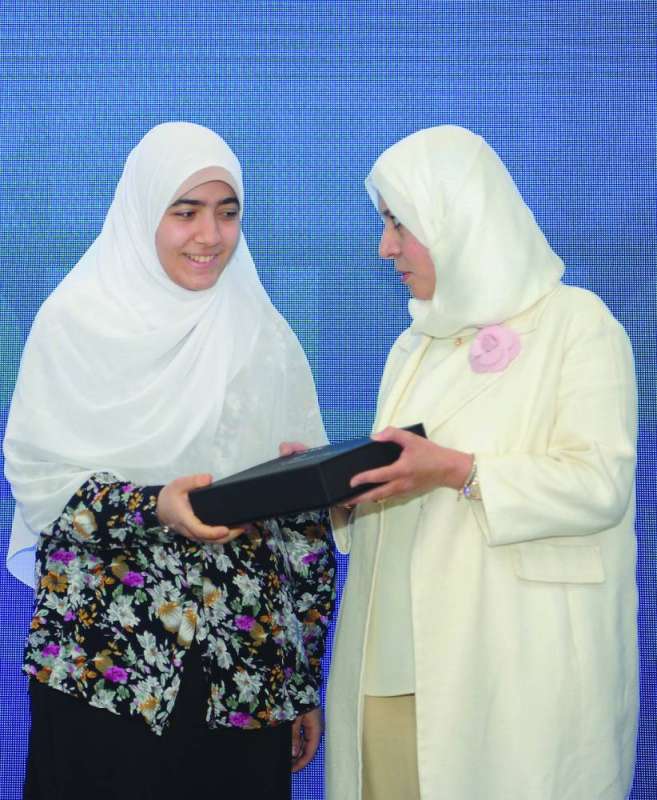 
.. وتكرم الفائقة أسماء أحمد