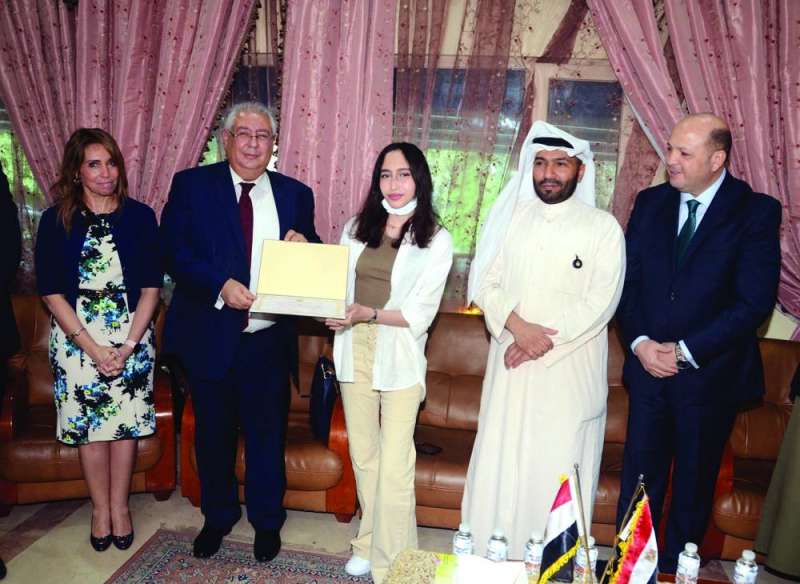 السفير مكرماً إحدى الفائقات