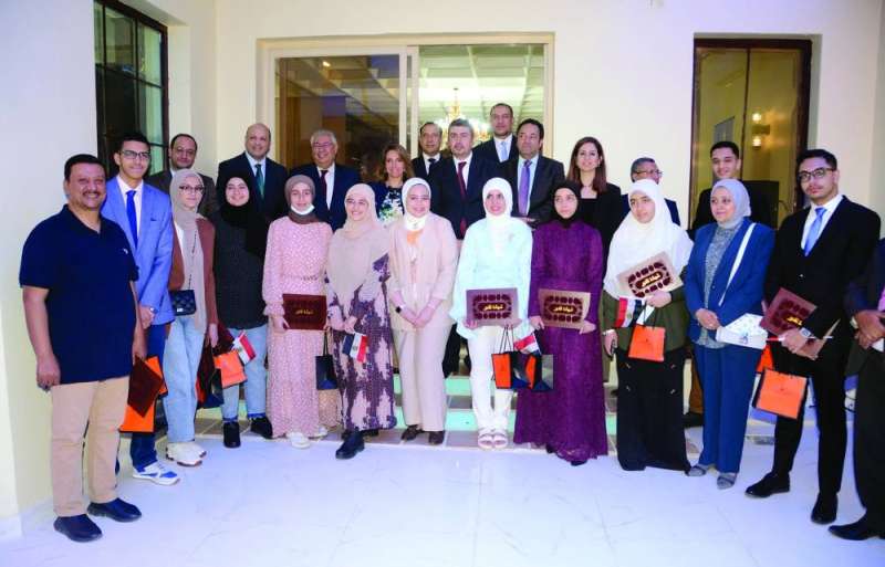 السفير وطاقم السفارة مع المكرمين