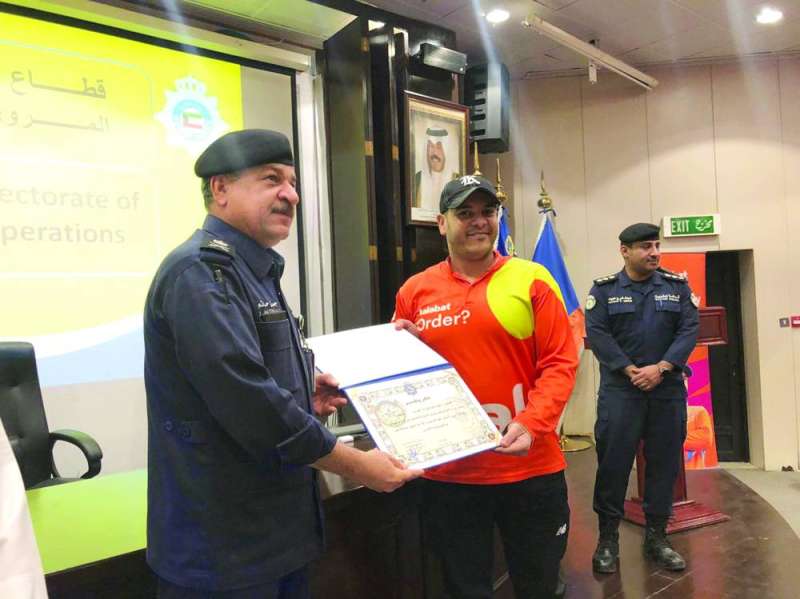 
الصايغ يكرم أحد السائقين الملتزمين
