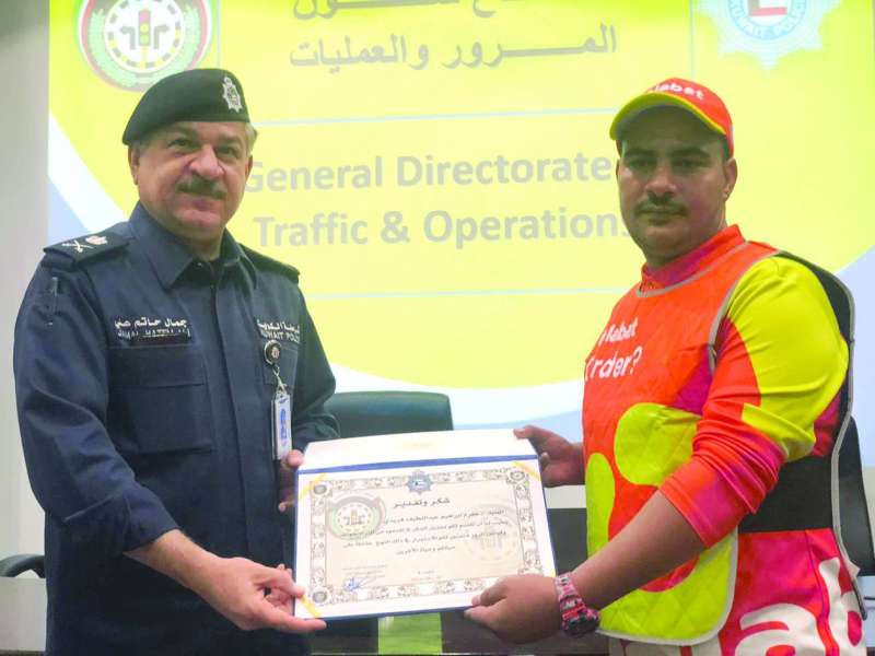 تكريم سائق آخر