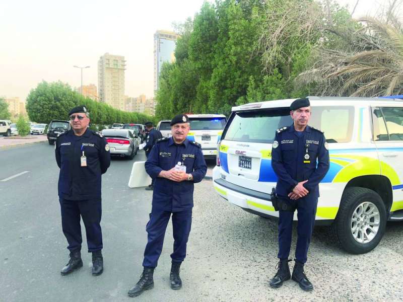 
اللواء الصايغ والعميدان فواز الخالد وخالد محمود خلال الحملة	(تصوير سعود سالم)