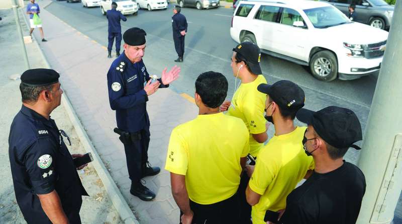 
العميد فواز الخالد يتحدث إلى عدد من العمال