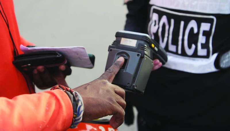 تبصيم للتأكد من هوية أحد الوافدين