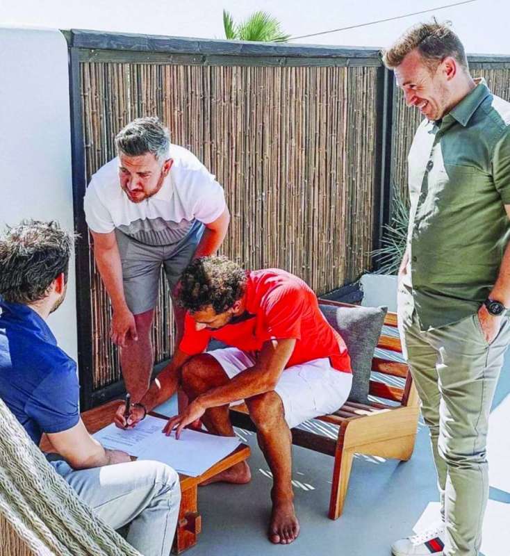 
محمد صلاح موقعاً على العقد
