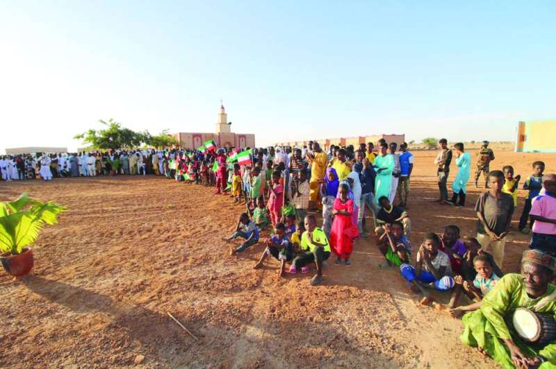 الأهالي في استقبال وفد الجمعية
