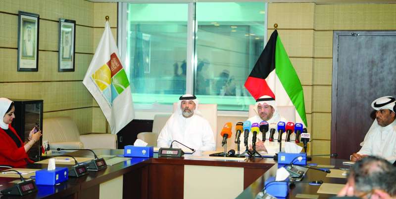 الأحمد والعبوة عقب توقيع المذكرة 	(تصوير سعود سالم)
