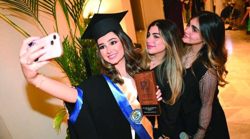 سيلفي مع الصديقات
