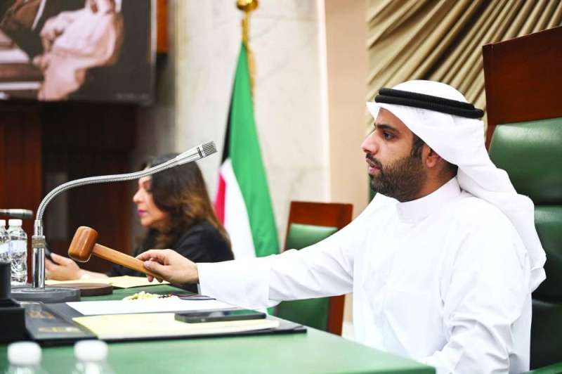 
عبدالله المحري خلال ترؤسه الجلسة وتبدو نادية الشريدة