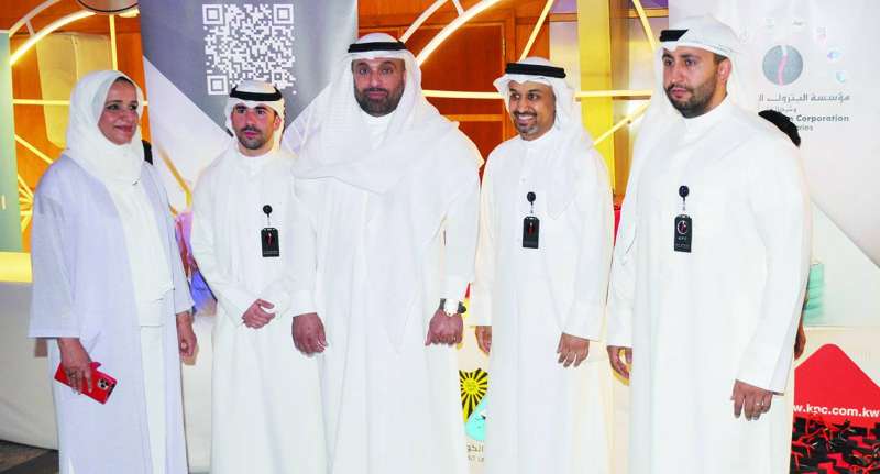 الرومي والعميري وعدد من المشاركين في الملتقى