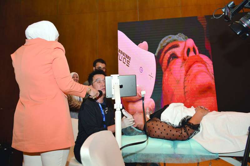 
إجراء إحدى التجارب العملية لتجميل الوجه