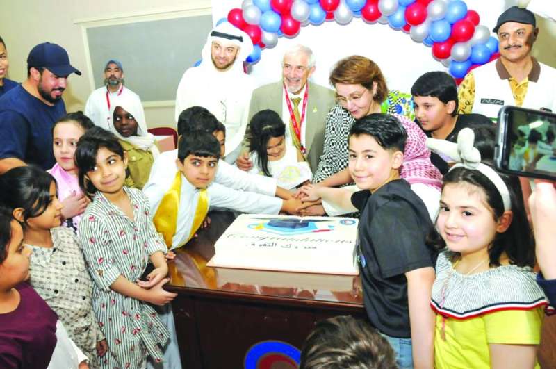 البرجس تشارك المتفوقين قص قالب الحلوى 