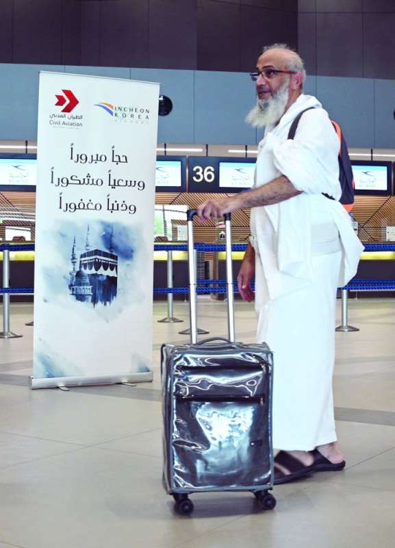أحد الحجاج خلال مغادرته من مطار الكويت	 (تصوير نايف العقلة)

