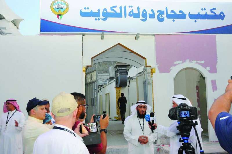 عمادي يتحدث للصحافيين أمام مكتب بعثة الحج
