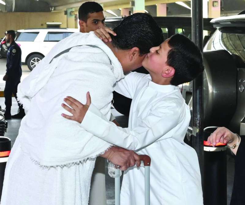 طفل يودع والده