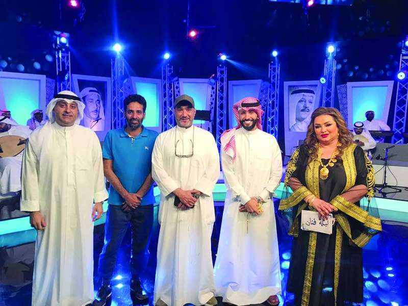 سعود الخالدي متوسطاً فريق البرنامج