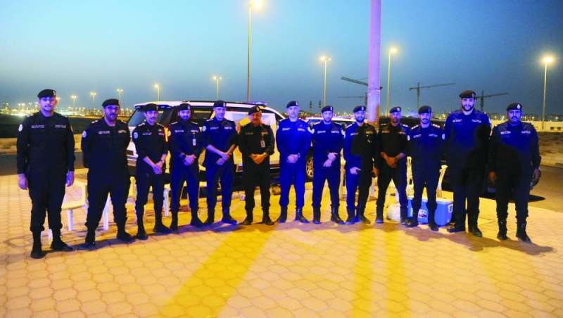 رجال أمن العاصمة لدى الحملة على منطقة جابر الأحمد 	